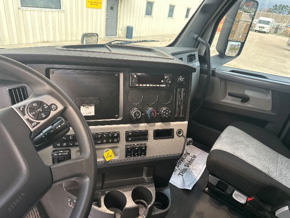 Sleeper Tractor-Heavy Duty Tractors-Freightliner-2022-T12664ST-Hammond-LA-568,394\n\t\tmiles-$ 62,500 - Image 12