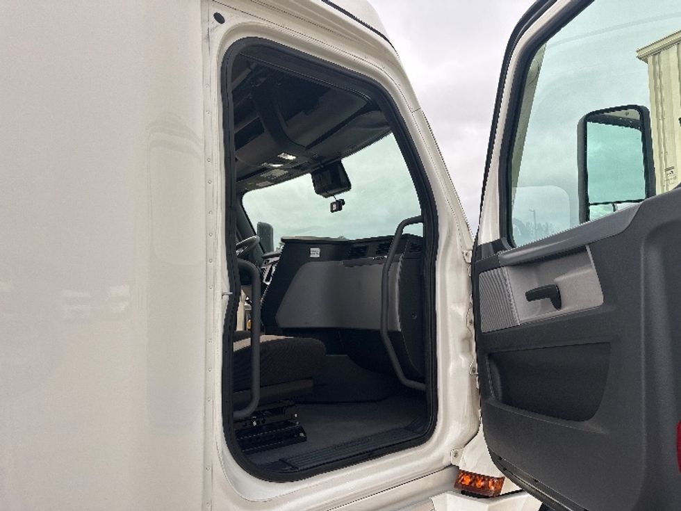 Sleeper Tractor-Heavy Duty Tractors-Freightliner-2022-T12664ST-Hammond-LA-568,394\n\t\tmiles-$ 62,500 - Image 13