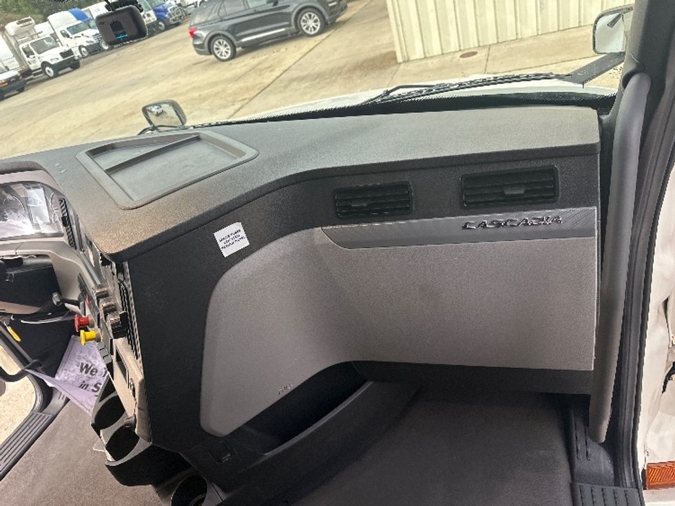 Sleeper Tractor-Heavy Duty Tractors-Freightliner-2022-T12664ST-Hammond-LA-568,394\n\t\tmiles-$ 62,500 - Image 14