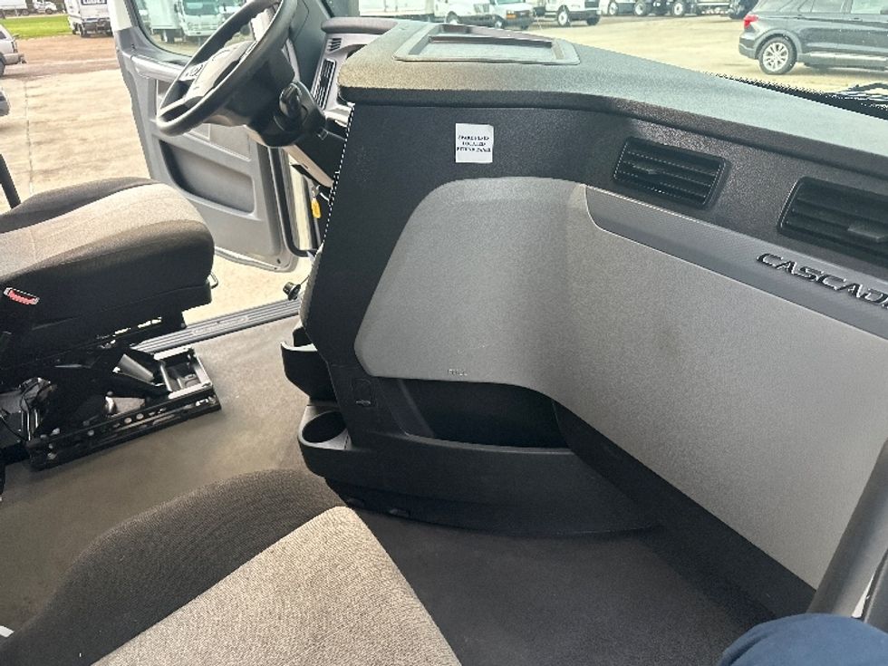 Sleeper Tractor-Heavy Duty Tractors-Freightliner-2022-T12664ST-Hammond-LA-568,394\n\t\tmiles-$ 62,500 - Image 15