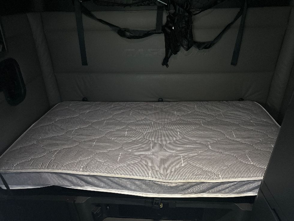 Sleeper Tractor-Heavy Duty Tractors-Freightliner-2022-T12664ST-Hammond-LA-568,394\n\t\tmiles-$ 62,500 - Image 16