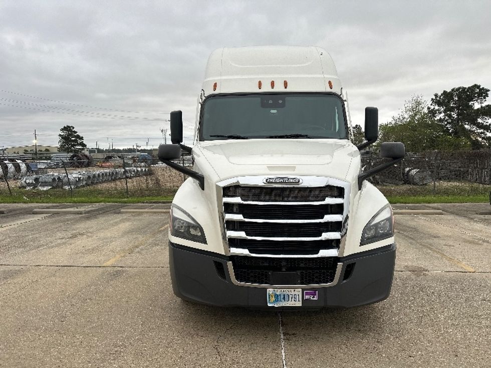 Sleeper Tractor-Heavy Duty Tractors-Freightliner-2022-T12664ST-Hammond-LA-568,394\n\t\tmiles-$ 62,500 - Image 2