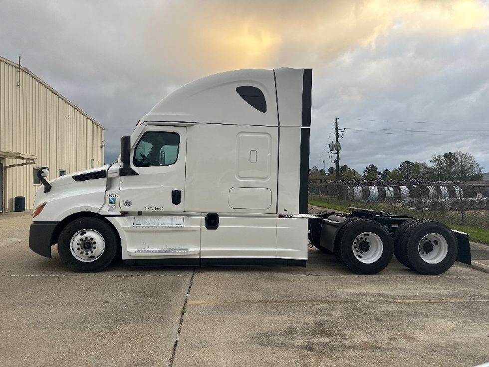 Sleeper Tractor-Heavy Duty Tractors-Freightliner-2022-T12664ST-Hammond-LA-568,394\n\t\tmiles-$ 62,500 - Image 4