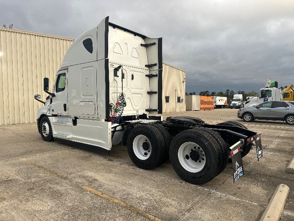 Sleeper Tractor-Heavy Duty Tractors-Freightliner-2022-T12664ST-Hammond-LA-568,394\n\t\tmiles-$ 62,500 - Image 5