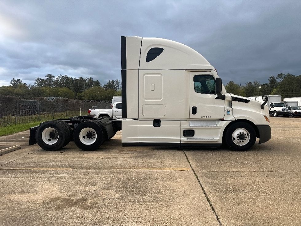 Sleeper Tractor-Heavy Duty Tractors-Freightliner-2022-T12664ST-Hammond-LA-568,394\n\t\tmiles-$ 62,500 - Image 8