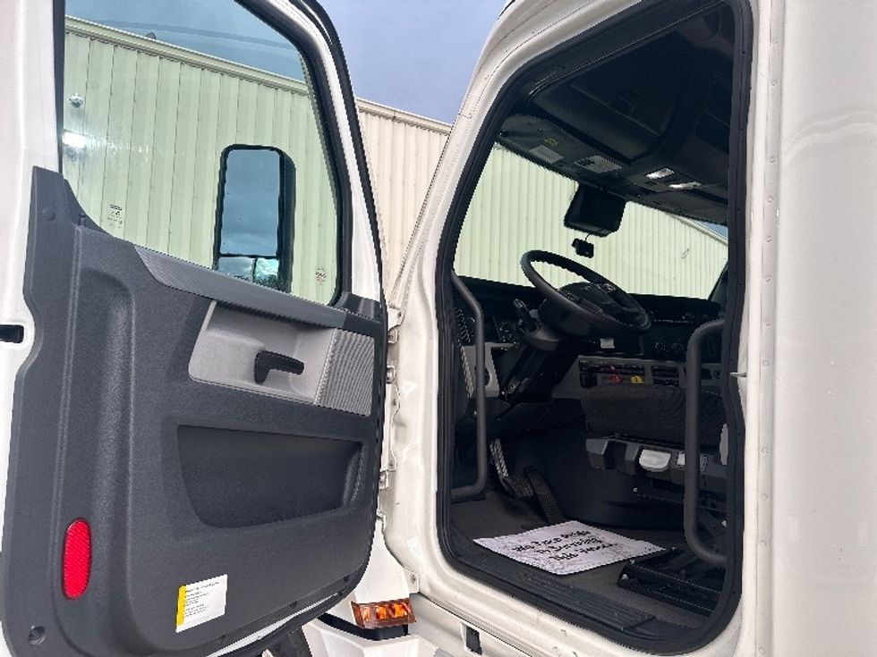 Sleeper Tractor-Heavy Duty Tractors-Freightliner-2022-T12664ST-Hammond-LA-568,394\n\t\tmiles-$ 62,500 - Image 9