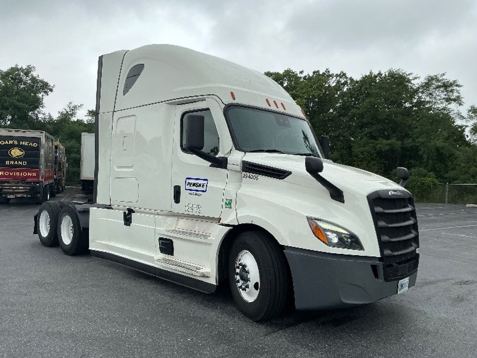 Sleeper Tractor-Heavy Duty Tractors-Freightliner-2022-T12664ST-Harrisburg-PA-607,640\n\t\tmiles-$ 62,750 - Image 1