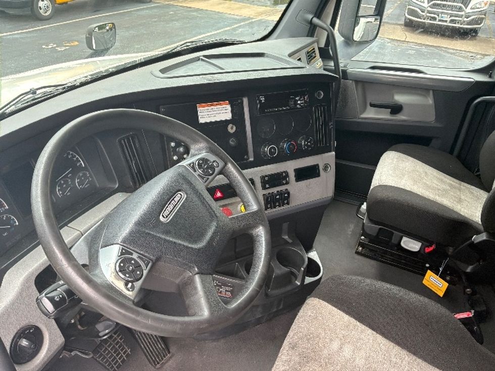 Sleeper Tractor-Heavy Duty Tractors-Freightliner-2022-T12664ST-Harrisburg-PA-607,640\n\t\tmiles-$ 62,750 - Image 10