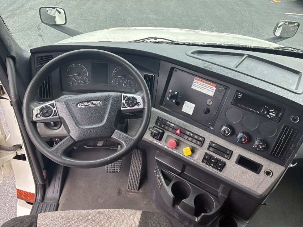 Sleeper Tractor-Heavy Duty Tractors-Freightliner-2022-T12664ST-Harrisburg-PA-607,640\n\t\tmiles-$ 62,750 - Image 11
