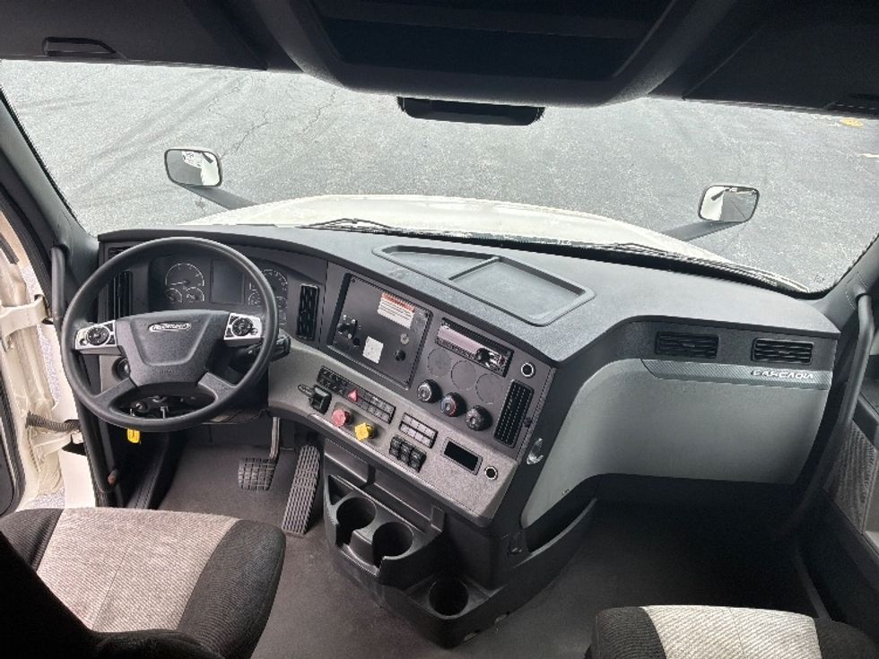 Sleeper Tractor-Heavy Duty Tractors-Freightliner-2022-T12664ST-Harrisburg-PA-607,640\n\t\tmiles-$ 62,750 - Image 12