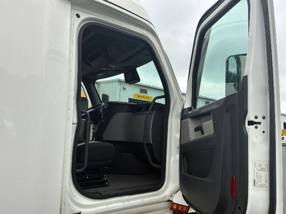 Sleeper Tractor-Heavy Duty Tractors-Freightliner-2022-T12664ST-Harrisburg-PA-607,640\n\t\tmiles-$ 62,750 - Image 13