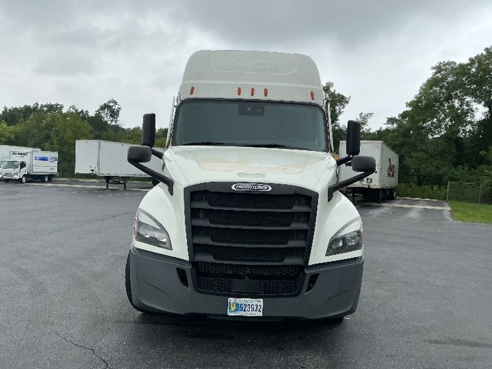 Sleeper Tractor-Heavy Duty Tractors-Freightliner-2022-T12664ST-Harrisburg-PA-607,640\n\t\tmiles-$ 62,750 - Image 2
