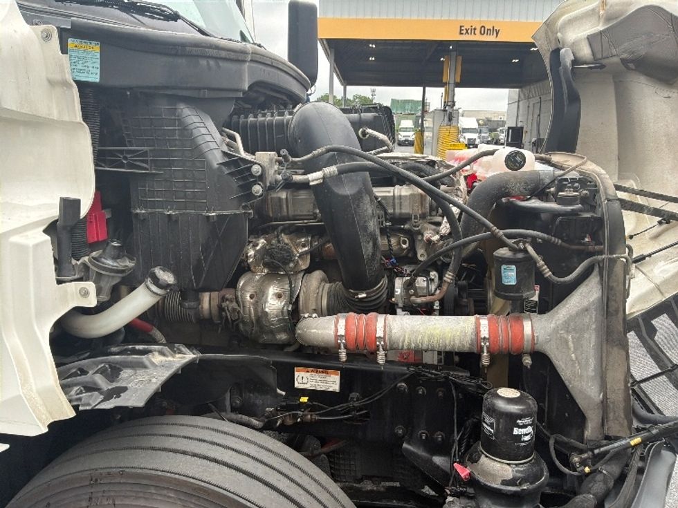 Sleeper Tractor-Heavy Duty Tractors-Freightliner-2022-T12664ST-Harrisburg-PA-607,640\n\t\tmiles-$ 62,750 - Image 20