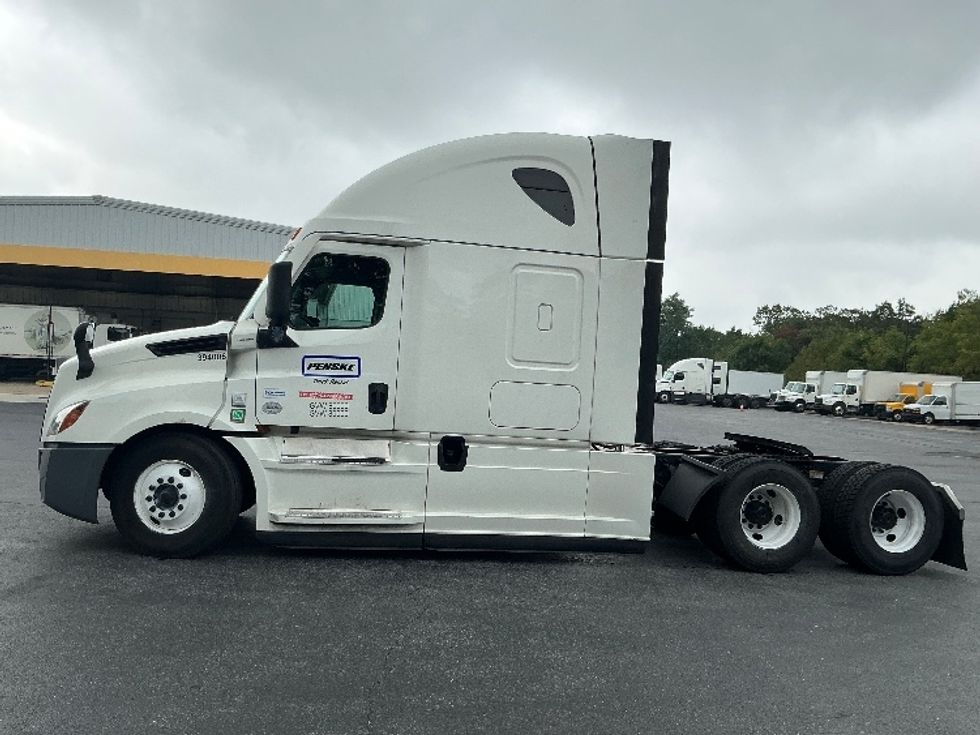 Sleeper Tractor-Heavy Duty Tractors-Freightliner-2022-T12664ST-Harrisburg-PA-607,640\n\t\tmiles-$ 62,750 - Image 4