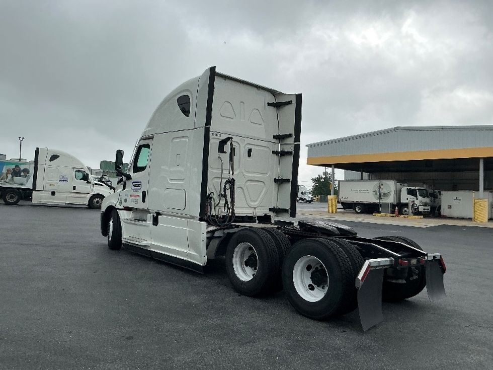 Sleeper Tractor-Heavy Duty Tractors-Freightliner-2022-T12664ST-Harrisburg-PA-607,640\n\t\tmiles-$ 62,750 - Image 5