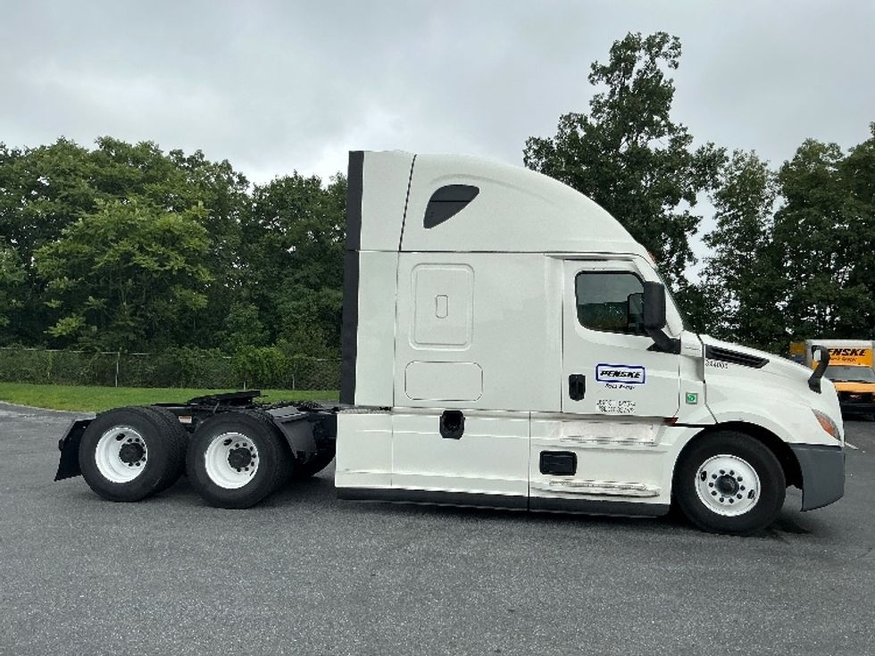 Sleeper Tractor-Heavy Duty Tractors-Freightliner-2022-T12664ST-Harrisburg-PA-607,640\n\t\tmiles-$ 62,750 - Image 8