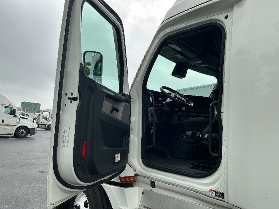 Sleeper Tractor-Heavy Duty Tractors-Freightliner-2022-T12664ST-Harrisburg-PA-607,640\n\t\tmiles-$ 62,750 - Image 9