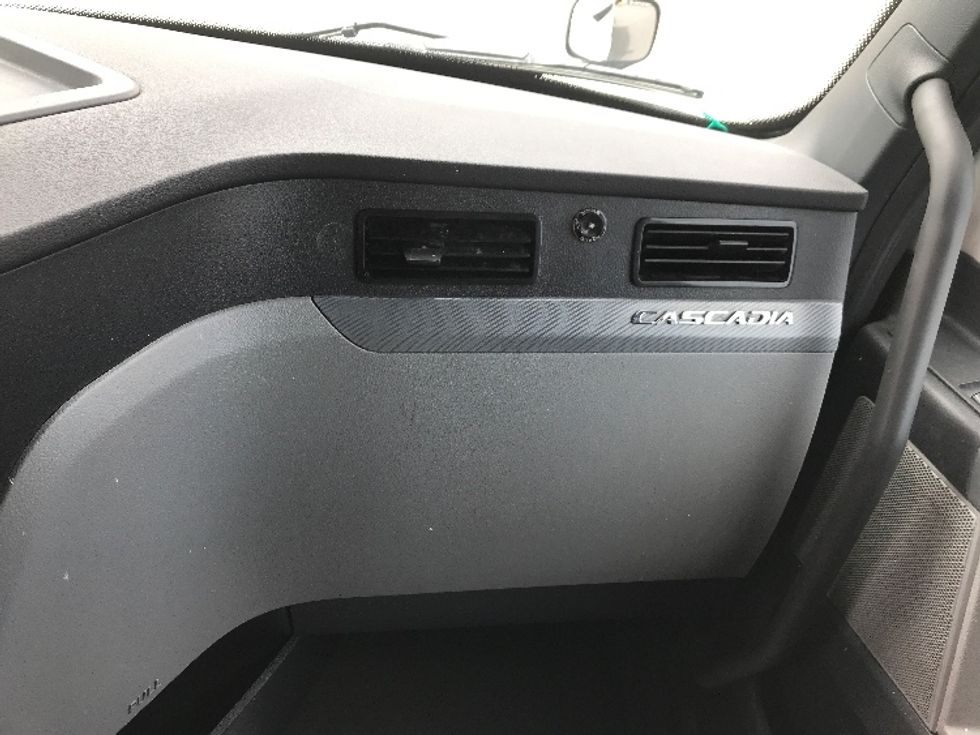 Sleeper Tractor-Heavy Duty Tractors-Freightliner-2022-T12664ST-Harrisonburg-VA-552,309\n\t\tmiles-$ 71,250 - Image 14