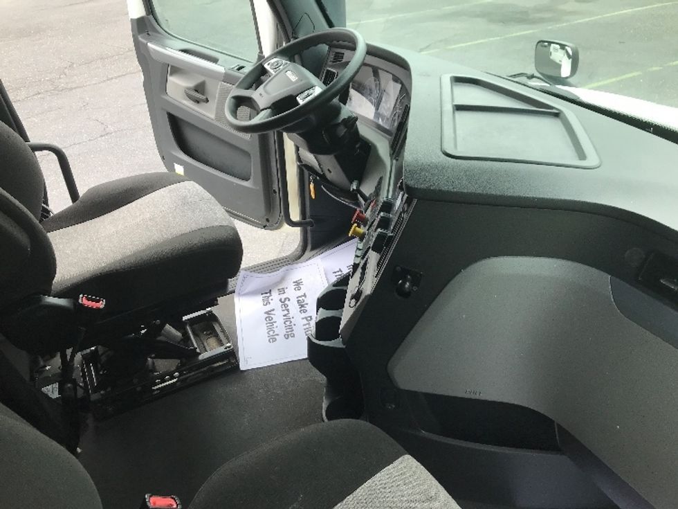 Sleeper Tractor-Heavy Duty Tractors-Freightliner-2022-T12664ST-Harrisonburg-VA-552,309\n\t\tmiles-$ 71,250 - Image 15