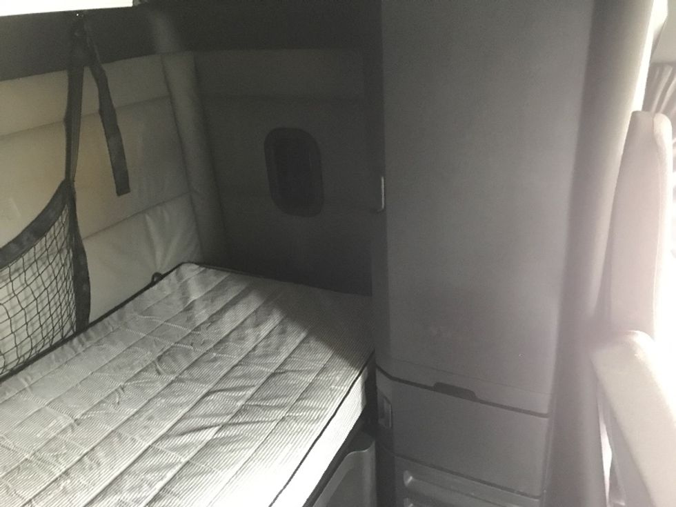 Sleeper Tractor-Heavy Duty Tractors-Freightliner-2022-T12664ST-Harrisonburg-VA-552,309\n\t\tmiles-$ 71,250 - Image 18