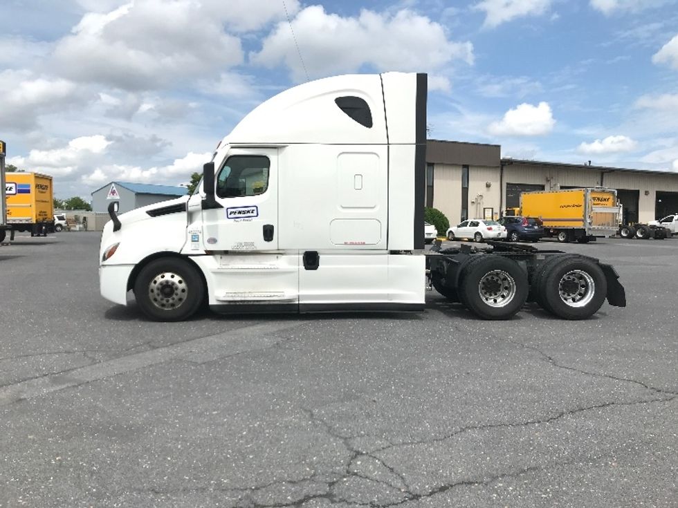 Sleeper Tractor-Heavy Duty Tractors-Freightliner-2022-T12664ST-Harrisonburg-VA-552,309\n\t\tmiles-$ 71,250 - Image 4