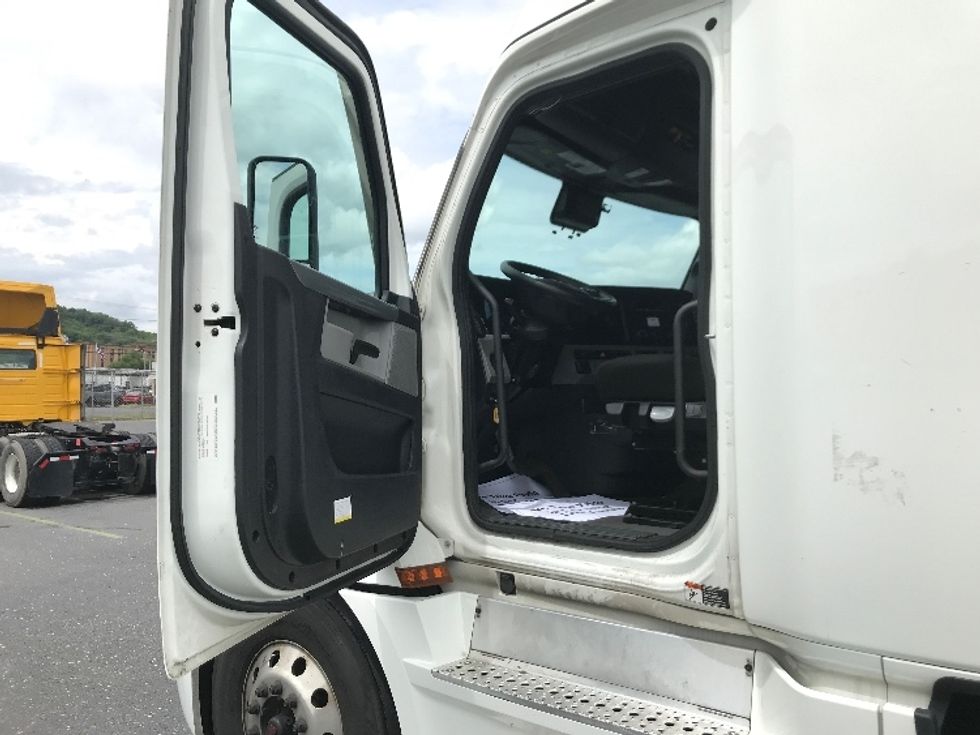 Sleeper Tractor-Heavy Duty Tractors-Freightliner-2022-T12664ST-Harrisonburg-VA-552,309\n\t\tmiles-$ 71,250 - Image 9