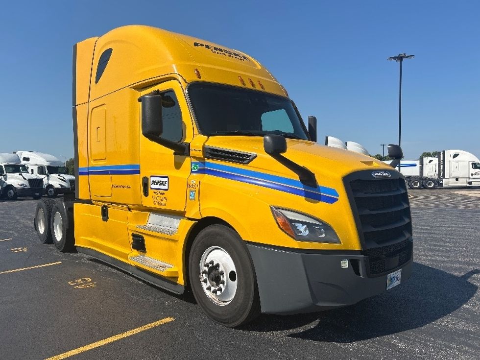 Sleeper Tractor-Heavy Duty Tractors-Freightliner-2022-T12664ST-Hazelwood-MO-584,226\n\t\tmiles-$ 65,750 - Image 1