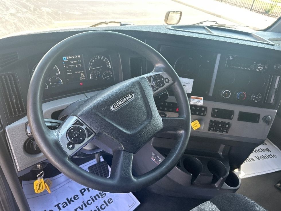 Sleeper Tractor-Heavy Duty Tractors-Freightliner-2022-T12664ST-Hazelwood-MO-584,226\n\t\tmiles-$ 65,750 - Image 11