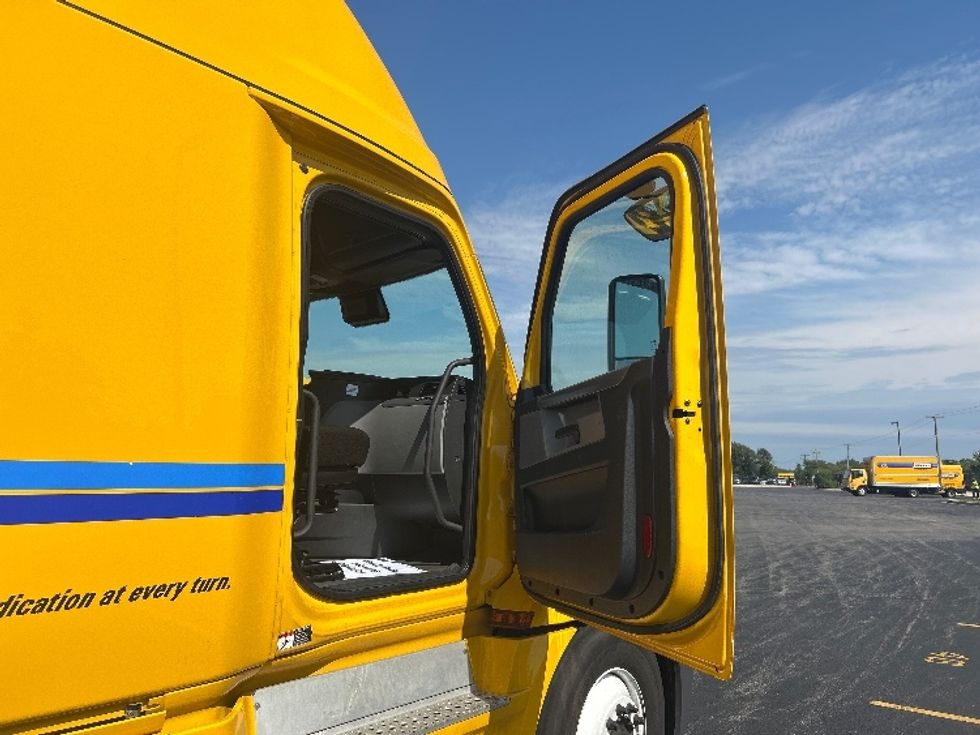 Sleeper Tractor-Heavy Duty Tractors-Freightliner-2022-T12664ST-Hazelwood-MO-584,226\n\t\tmiles-$ 65,750 - Image 13