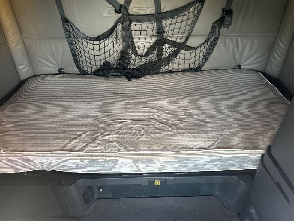 Sleeper Tractor-Heavy Duty Tractors-Freightliner-2022-T12664ST-Hazelwood-MO-584,226\n\t\tmiles-$ 65,750 - Image 15