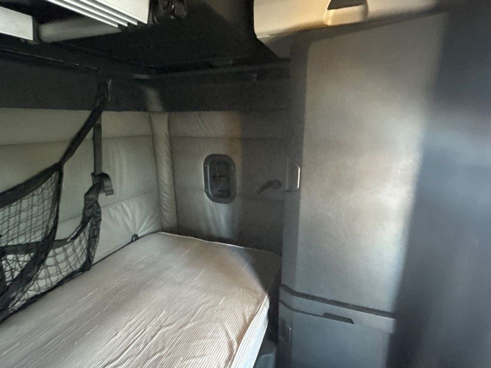 Sleeper Tractor-Heavy Duty Tractors-Freightliner-2022-T12664ST-Hazelwood-MO-584,226\n\t\tmiles-$ 65,750 - Image 17