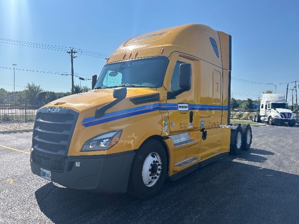 Sleeper Tractor-Heavy Duty Tractors-Freightliner-2022-T12664ST-Hazelwood-MO-584,226\n\t\tmiles-$ 65,750 - Image 3