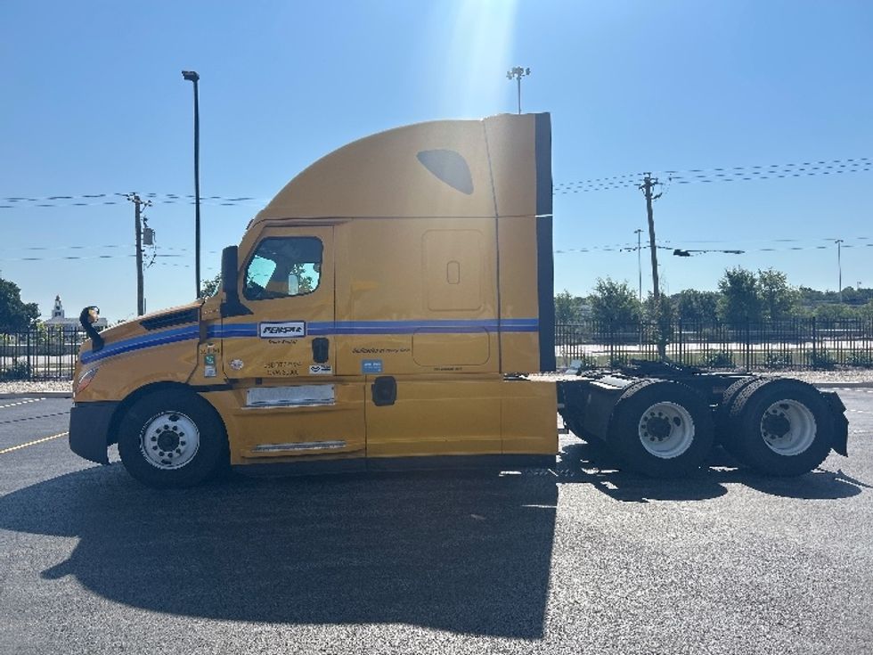 Sleeper Tractor-Heavy Duty Tractors-Freightliner-2022-T12664ST-Hazelwood-MO-584,226\n\t\tmiles-$ 65,750 - Image 4