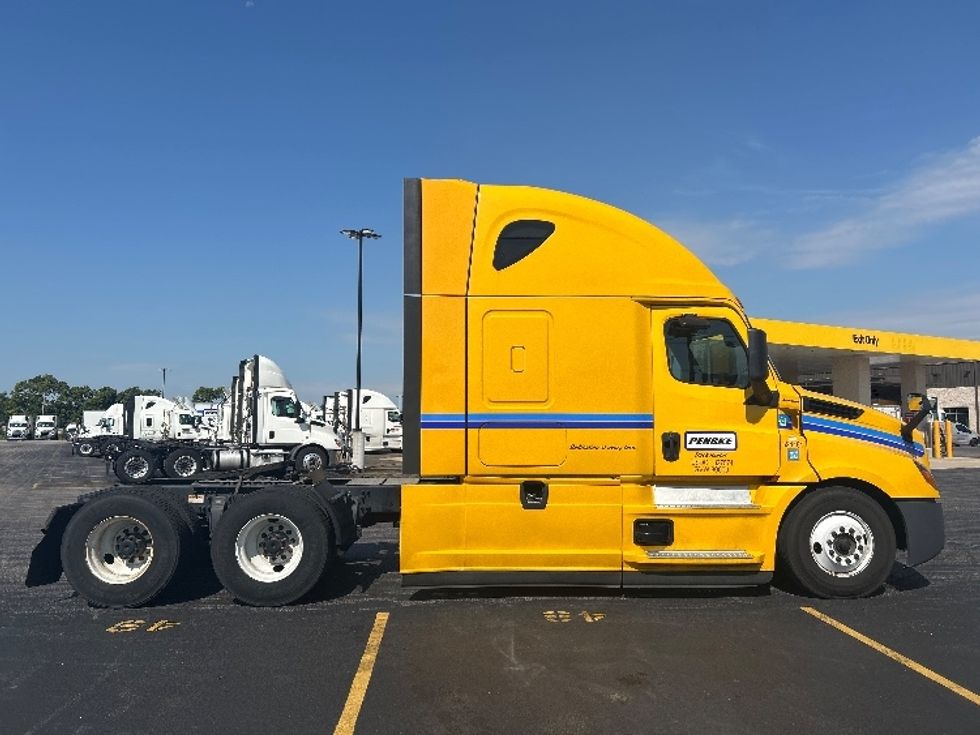 Sleeper Tractor-Heavy Duty Tractors-Freightliner-2022-T12664ST-Hazelwood-MO-584,226\n\t\tmiles-$ 65,750 - Image 8