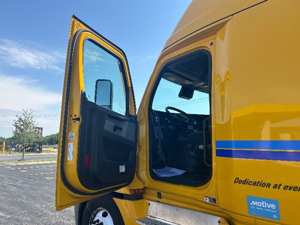 Sleeper Tractor-Heavy Duty Tractors-Freightliner-2022-T12664ST-Hazelwood-MO-584,226\n\t\tmiles-$ 65,750 - Image 9
