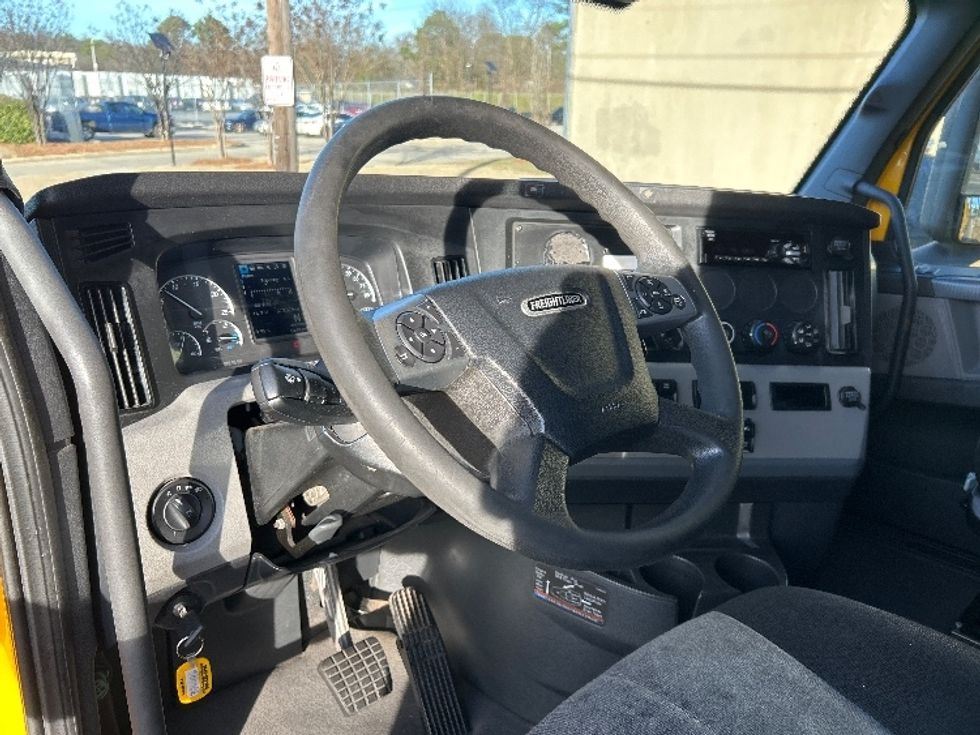 Sleeper Tractor-Heavy Duty Tractors-Freightliner-2022-T12664ST-Homewood-AL-372,579\n\t\tmiles-$ 76,750 - Image 10
