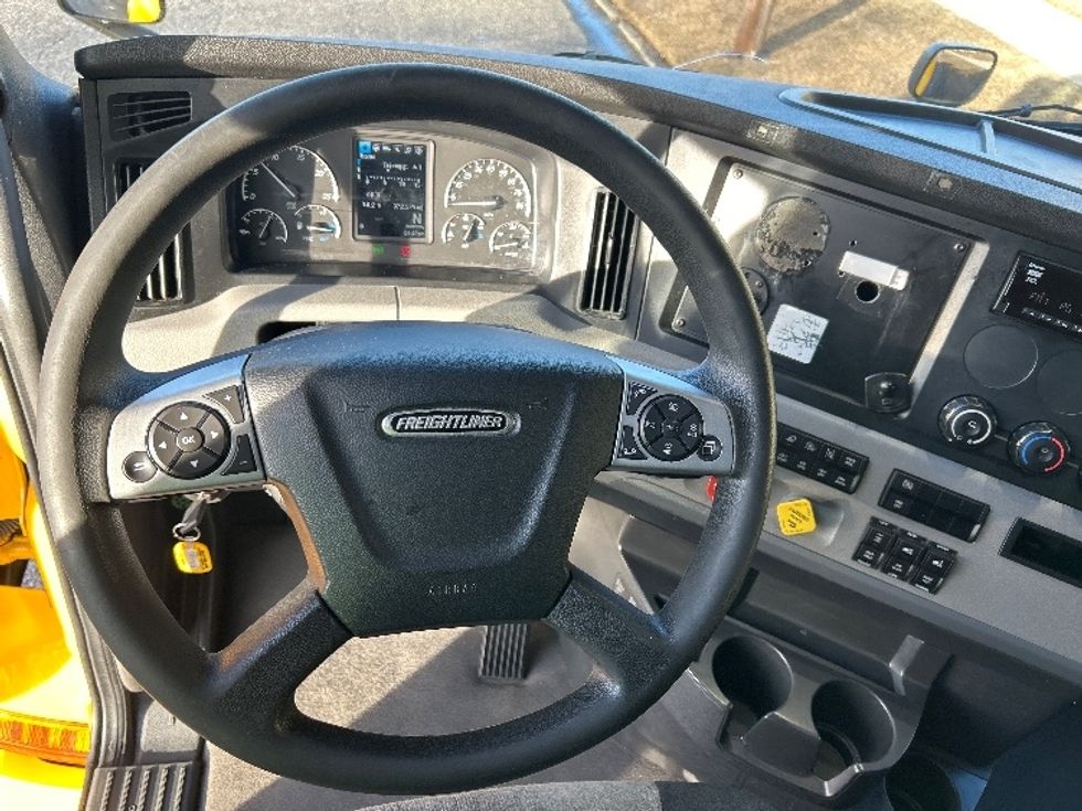 Sleeper Tractor-Heavy Duty Tractors-Freightliner-2022-T12664ST-Homewood-AL-372,579\n\t\tmiles-$ 76,750 - Image 11