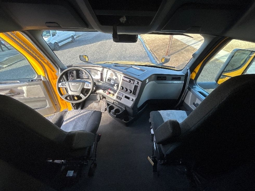 Sleeper Tractor-Heavy Duty Tractors-Freightliner-2022-T12664ST-Homewood-AL-372,579\n\t\tmiles-$ 76,750 - Image 12