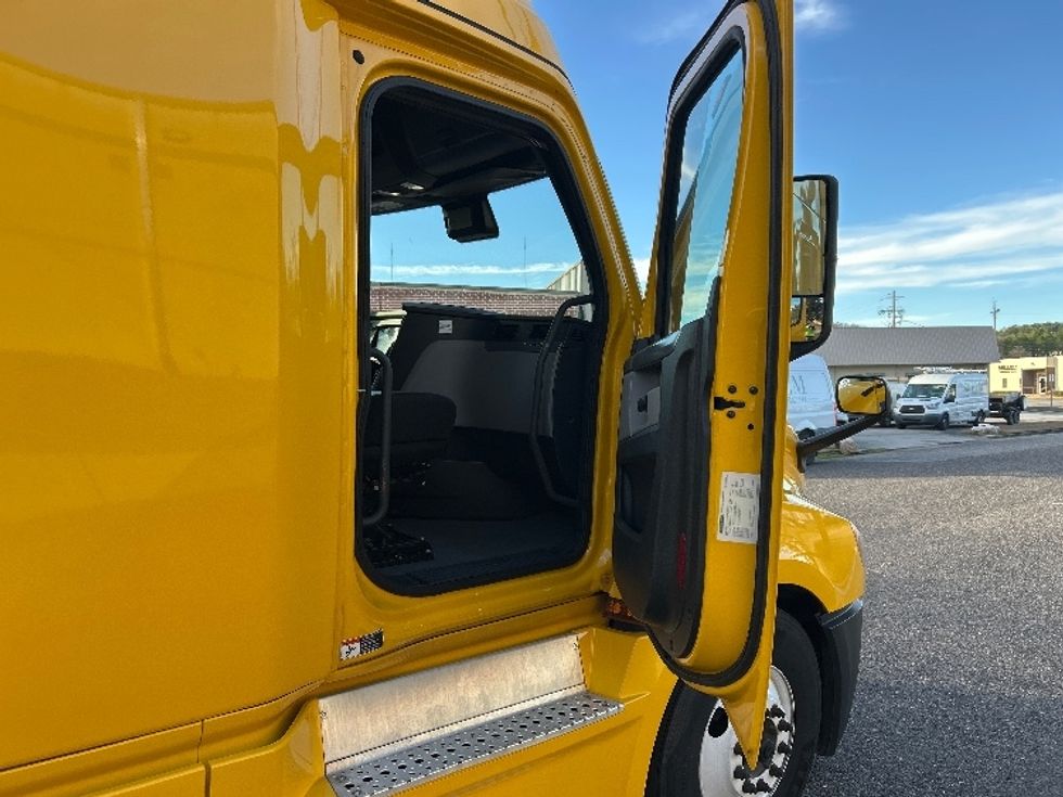 Sleeper Tractor-Heavy Duty Tractors-Freightliner-2022-T12664ST-Homewood-AL-372,579\n\t\tmiles-$ 76,750 - Image 13