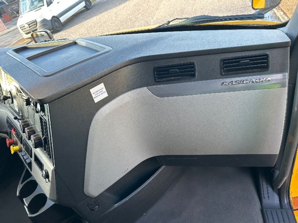 Sleeper Tractor-Heavy Duty Tractors-Freightliner-2022-T12664ST-Homewood-AL-372,579\n\t\tmiles-$ 76,750 - Image 14