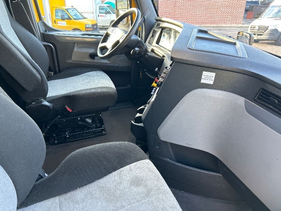 Sleeper Tractor-Heavy Duty Tractors-Freightliner-2022-T12664ST-Homewood-AL-372,579\n\t\tmiles-$ 76,750 - Image 15