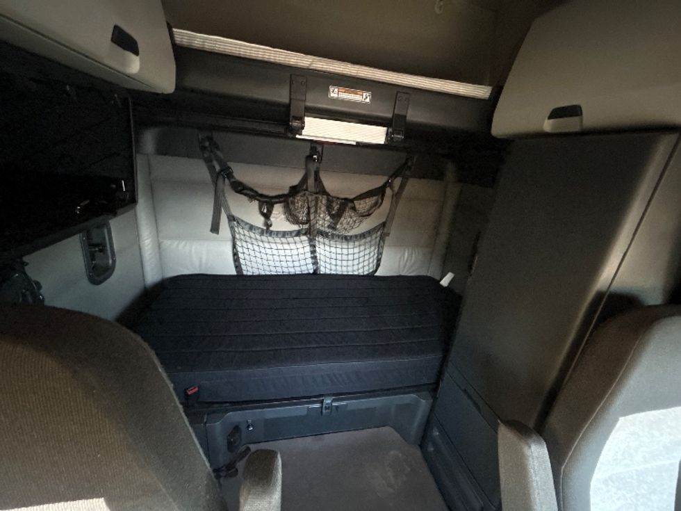 Sleeper Tractor-Heavy Duty Tractors-Freightliner-2022-T12664ST-Homewood-AL-372,579\n\t\tmiles-$ 76,750 - Image 16