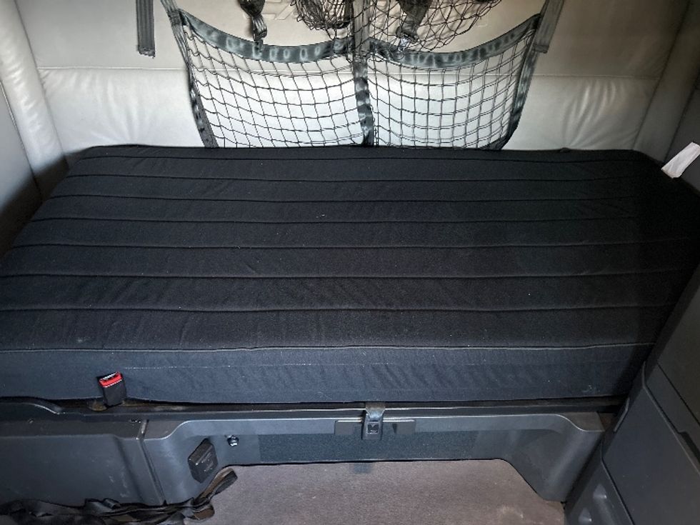 Sleeper Tractor-Heavy Duty Tractors-Freightliner-2022-T12664ST-Homewood-AL-372,579\n\t\tmiles-$ 76,750 - Image 17