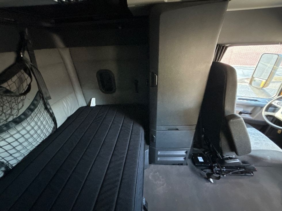 Sleeper Tractor-Heavy Duty Tractors-Freightliner-2022-T12664ST-Homewood-AL-372,579\n\t\tmiles-$ 76,750 - Image 18