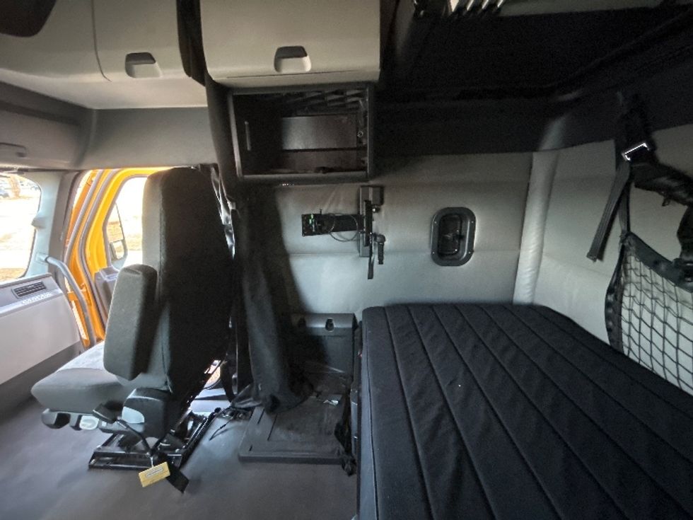 Sleeper Tractor-Heavy Duty Tractors-Freightliner-2022-T12664ST-Homewood-AL-372,579\n\t\tmiles-$ 76,750 - Image 19