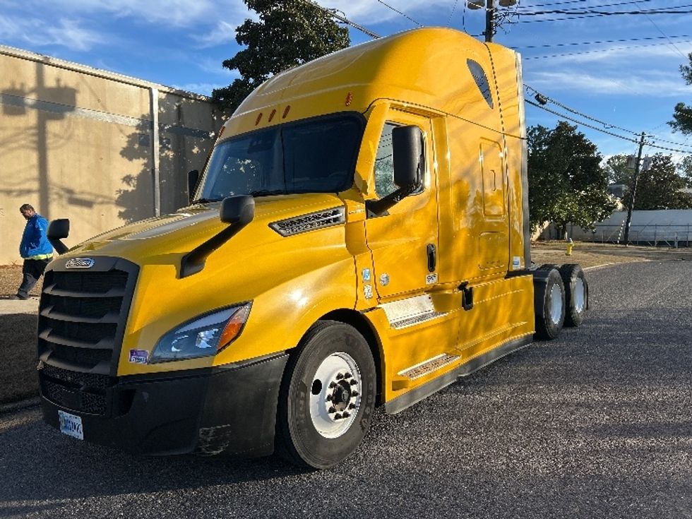 Sleeper Tractor-Heavy Duty Tractors-Freightliner-2022-T12664ST-Homewood-AL-372,579\n\t\tmiles-$ 76,750 - Image 3