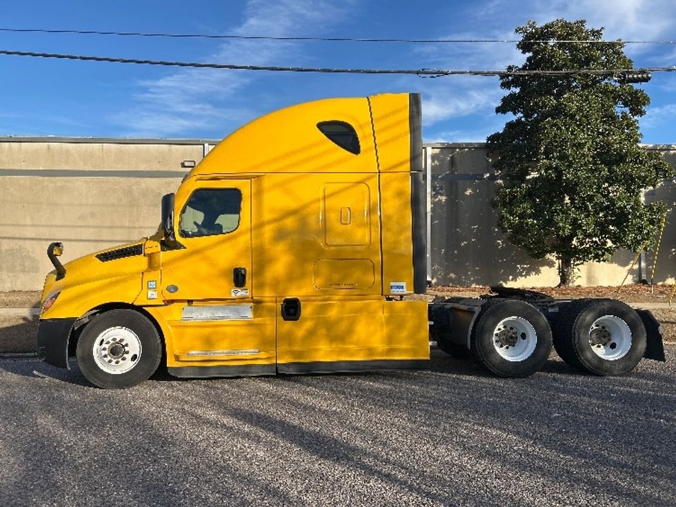 Sleeper Tractor-Heavy Duty Tractors-Freightliner-2022-T12664ST-Homewood-AL-372,579\n\t\tmiles-$ 76,750 - Image 4