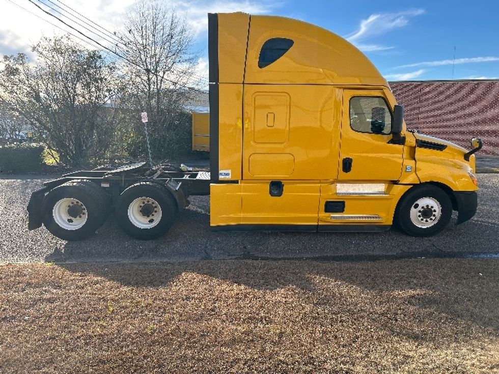 Sleeper Tractor-Heavy Duty Tractors-Freightliner-2022-T12664ST-Homewood-AL-372,579\n\t\tmiles-$ 76,750 - Image 8