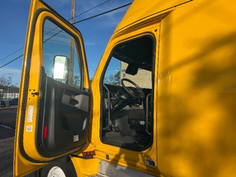 Sleeper Tractor-Heavy Duty Tractors-Freightliner-2022-T12664ST-Homewood-AL-372,579\n\t\tmiles-$ 76,750 - Image 9