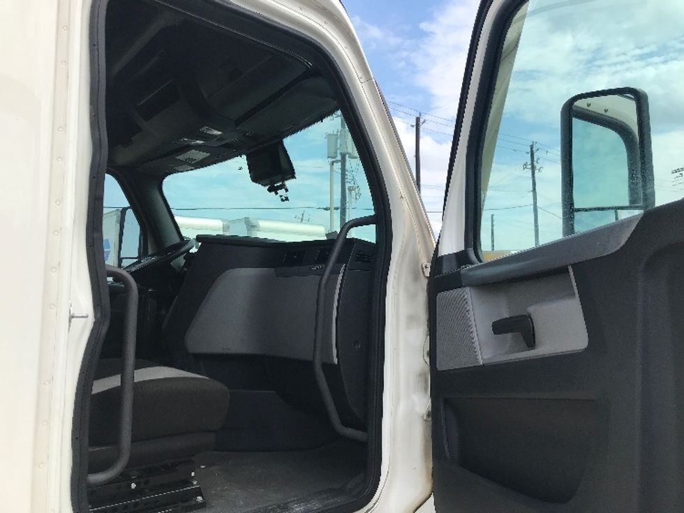Sleeper Tractor-Heavy Duty Tractors-Freightliner-2022-T12664ST-Houston-TX-233,565\n\t\tmiles-$ 98,500 - Image 18